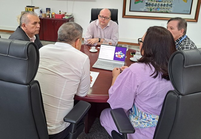 Foto mostra reunião entre o superintendente da Suframa e professores da UEA, que discutiu o desenvolvimento de plataforma para previsão de eventos climáticos extremos na Amazônia