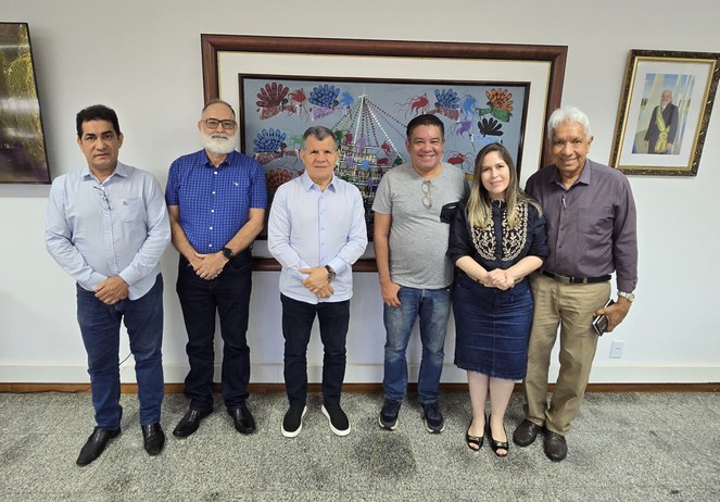 Foto mostra grupo de pessoas posando para fotografia