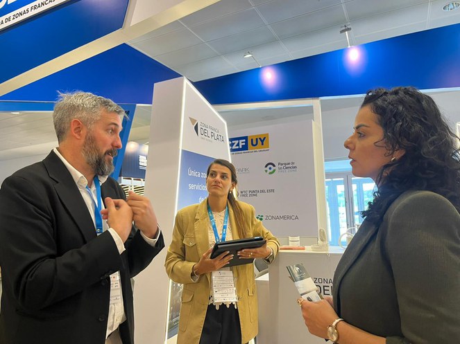 Foto mostra pessoas conversando