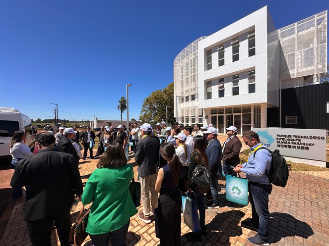 Foto mostra pessoas em frente a um prédio