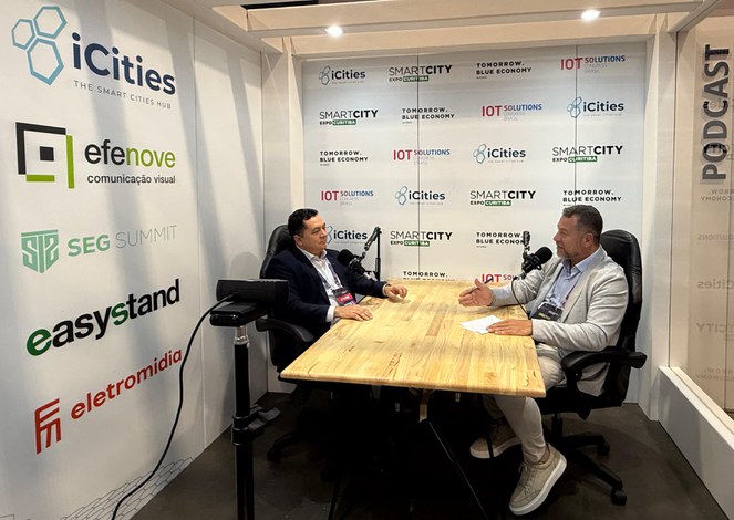 Foto mostra dois homens conversando