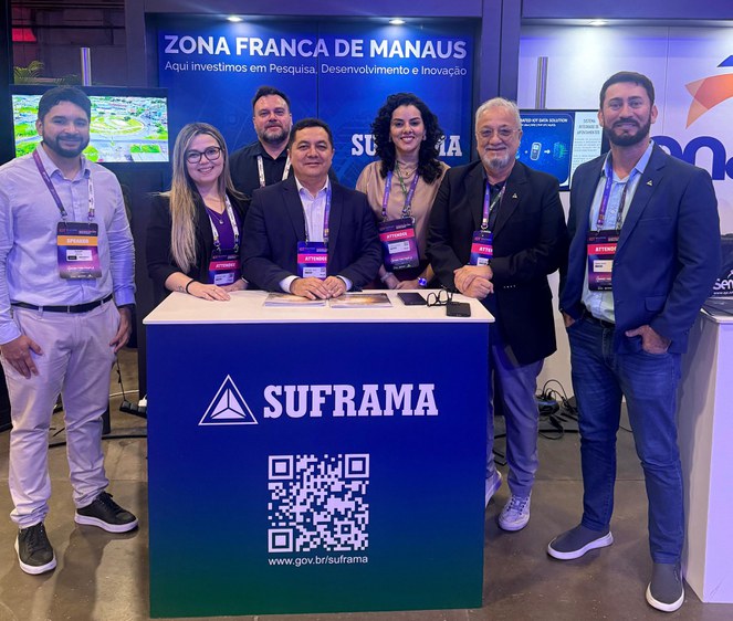 Foto mostra grupo de pessoas posando para sessão de foto