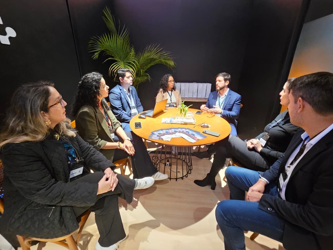 Foto mostra pessoas numa reunião