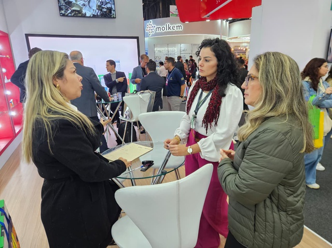 Foto mostra três mulheres conversando