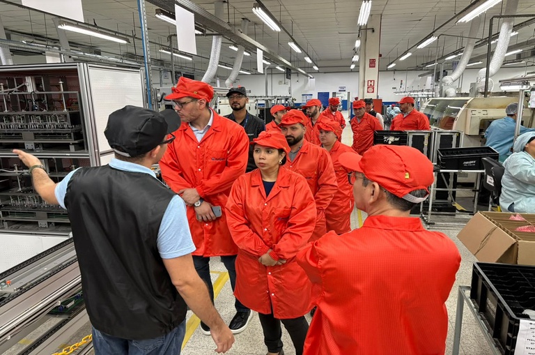 Pessoas andando numa fábrica