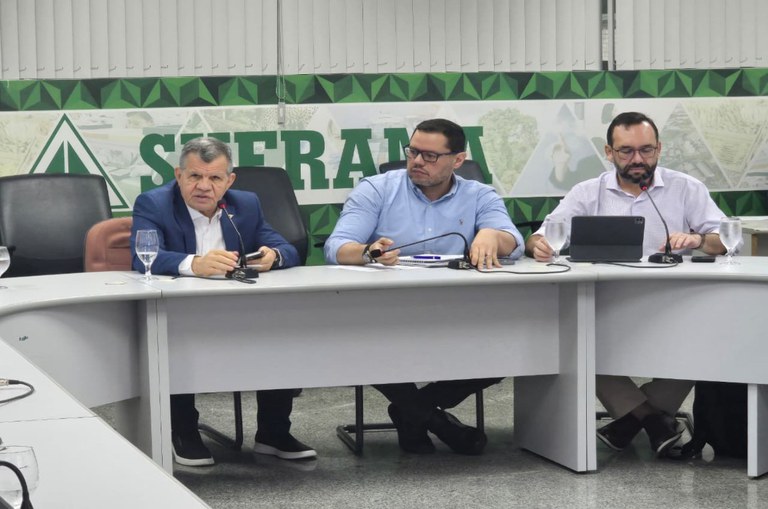 Foto mostra homem falando ao microfone