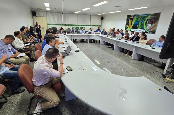 Foto mostra grupo de pessoas juntas numa reunião