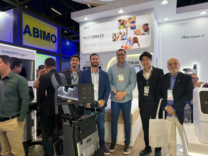 Foto mostra grupo de pessoas reunidas para uma foto