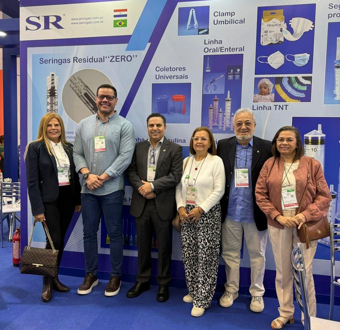 Foto mostra um grupo de pessoas reunidas para uma foto