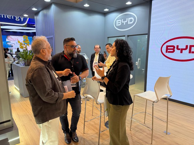 Foto mostra três pessoas conversando