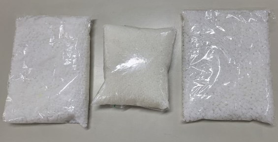 Foto mostra três sacos pequenos com resinas