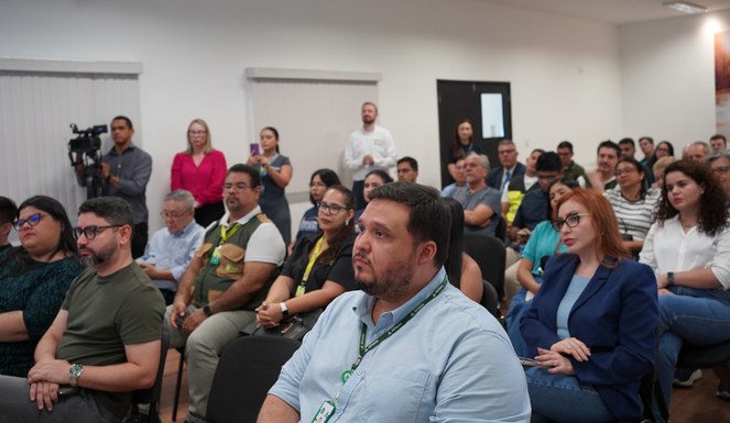 Foto mostra pessoas reunidas em um evento