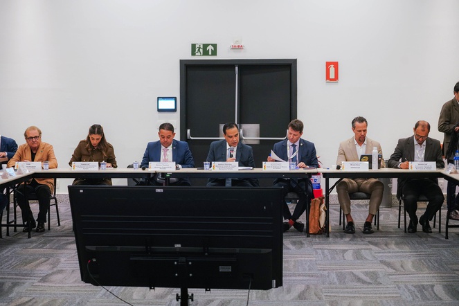 Foto mostra pessoas numa reunião