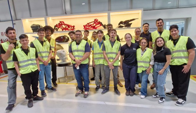 Foto mostra grupo de pessoas posando para sessão de foto