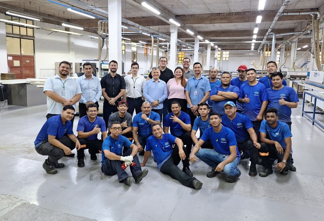 Foto mostra grupo de pessoas posando para foto