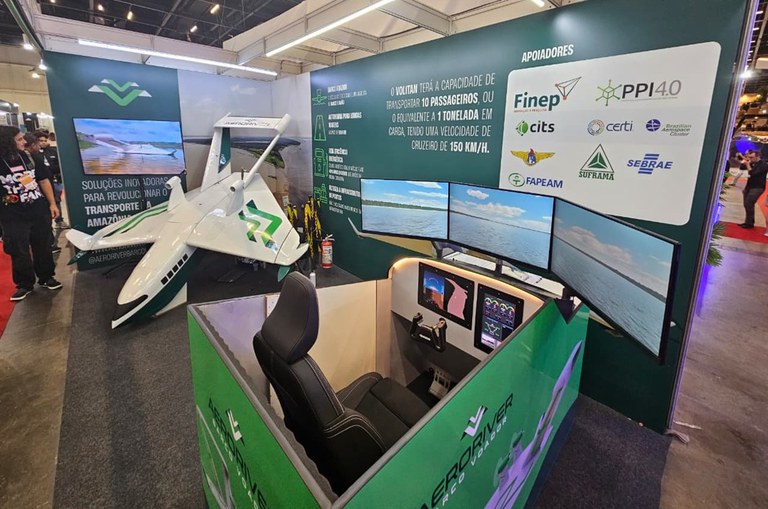 Foto mostra um estande com uma maquete de um avião pequeno