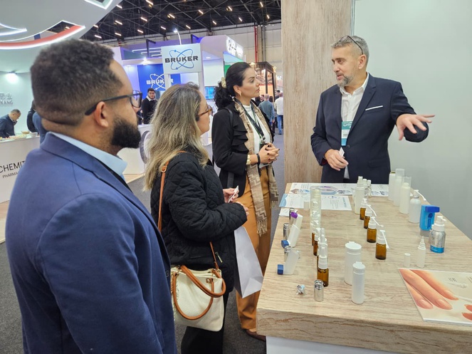 Foto mostra homem mostrando produtos a grupo de pessoas