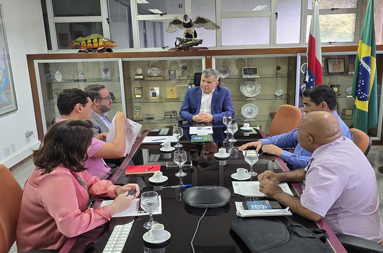 Homens em reunião em torno de uma mesa