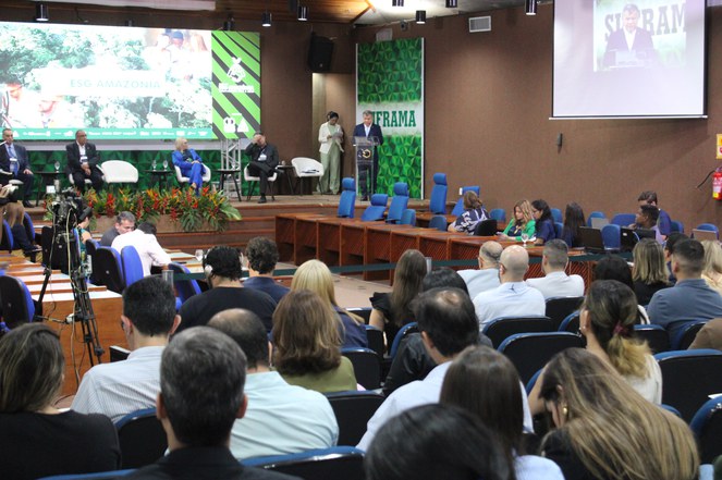 Foto mostra pessoas em um grande encontro