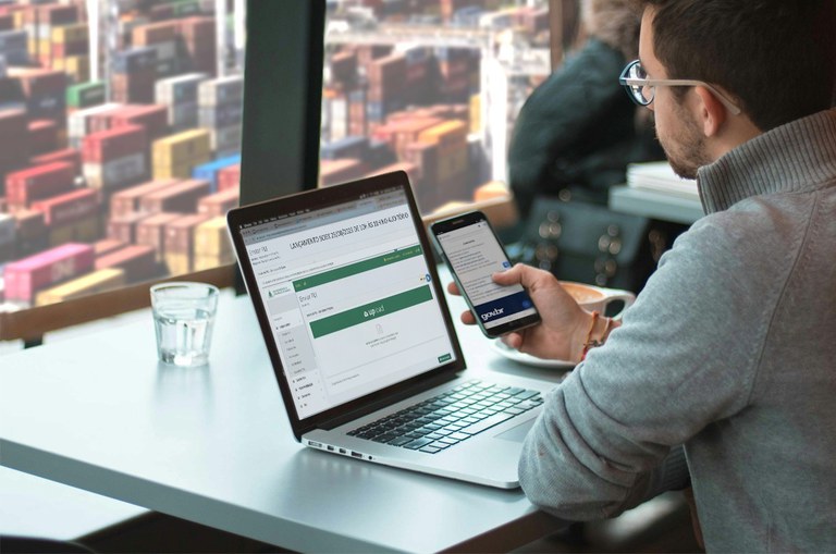 Foto mostra um homem manuseando um notebook