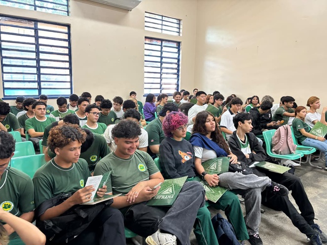 Foto mostra grupo de alunos sentados numa sala de aula