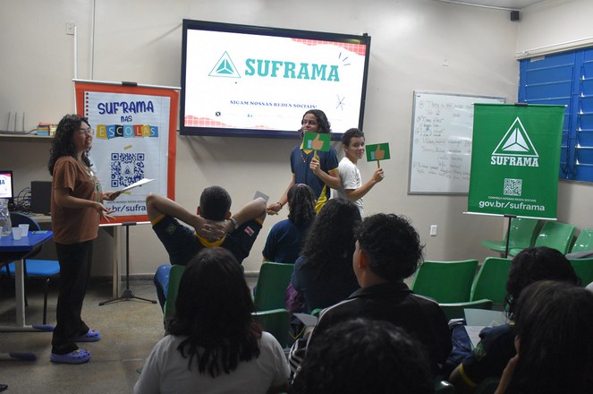 Foto mostra dois jovens levantando placas com "joinhas"