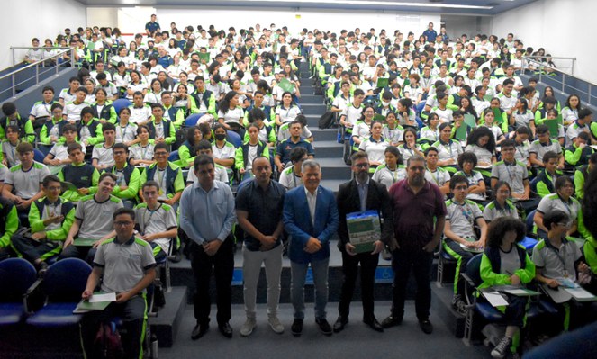 Foto mostra grupo de pessoas reunidas para uma sessão de fotografia