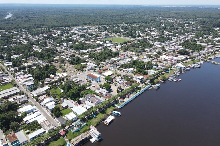 Foto mostra cidade e um rio