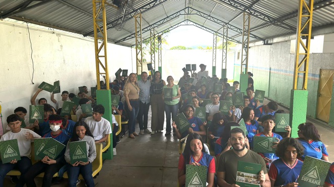Reunião de alunos e palestrantes posando para uma foto
