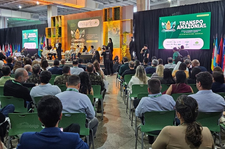 Foto mostra evento lotado de pessoas