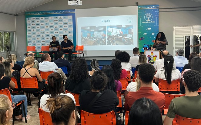 Foto mostra professora se pronunciando durante o evento denominado "Samaúma Day"