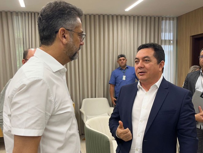 Foto mostra superintendente-adjunto da Suframa em reunião com o governador do Amapá