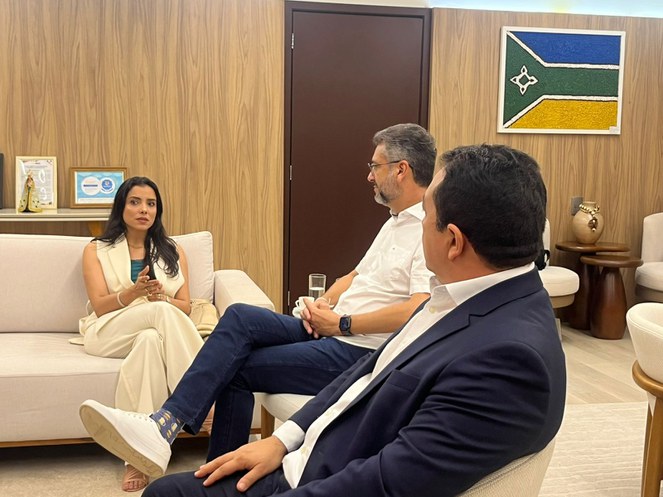 Foto mostra o superintendente-adjunto de Desenvolvimento e Inovação Tecnológica da Suframa (de paletó, à direita) em visita ao governador do Amapá
