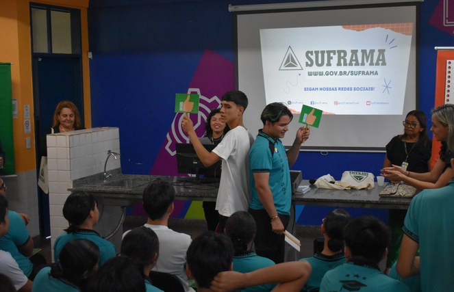 Foto mostra dois jovens com placas na mão