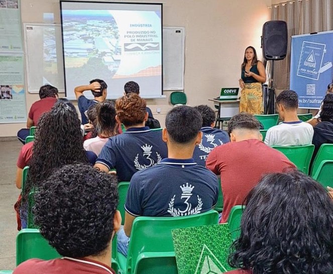 Layana Rios ministra palestra no Suframa nas Escolas