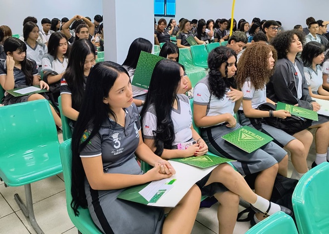 Foto mostra estudantes sentados numa sala de aula
