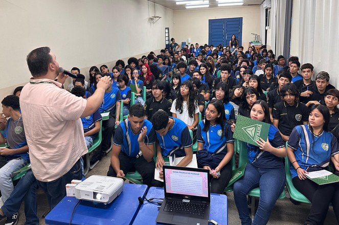 Foto mostra homem fazendo uma explanação a estudantes