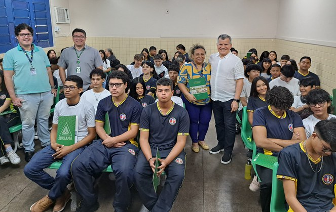 Foto mostra grupo de pessoas reunidas para uma foto