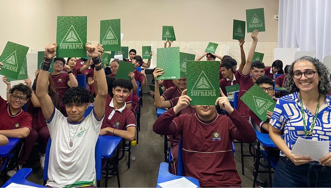 Foto mostra grupo de pessoas com pastas nas mãos
