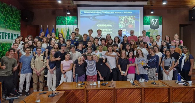 turma de alunos de escola paulista após palestra na Suframa
