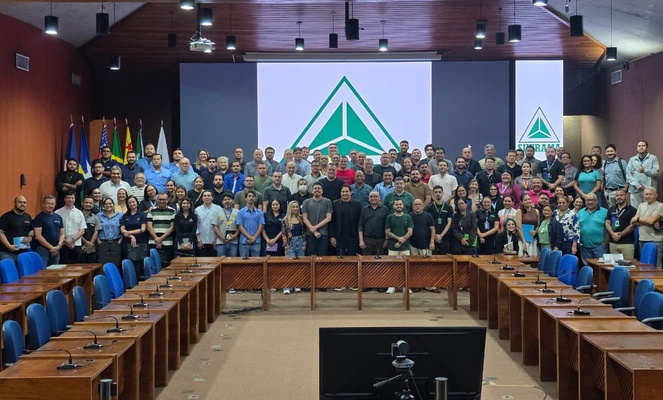 Foto mostra pessoas reunidas para uma sessão de fotos