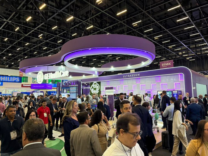 Foto mostra evento com muitas pessoas