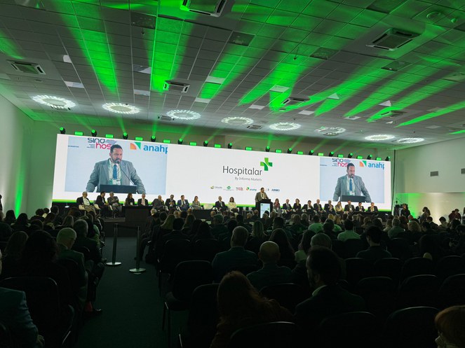 Foto mostra um grande número de pessoal em um evento