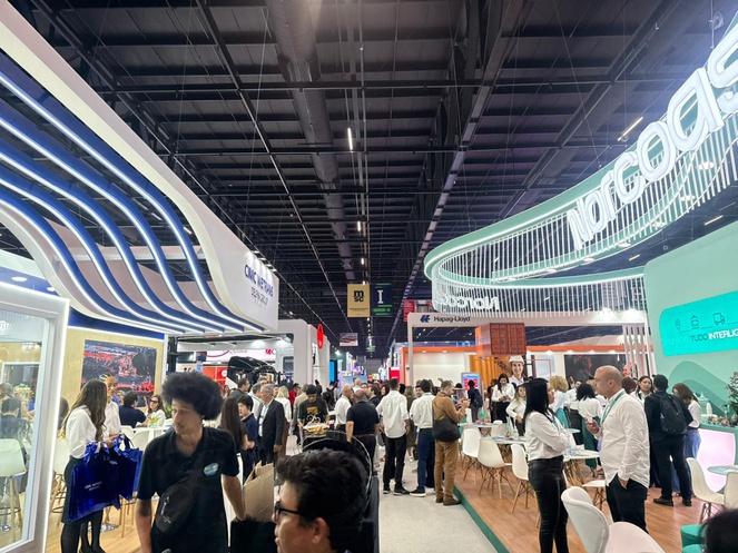 Foto mostra pessoas em um evento