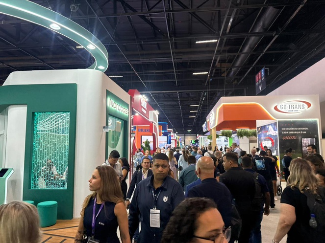 Foto mostra pessoas reunidas em um grande evento