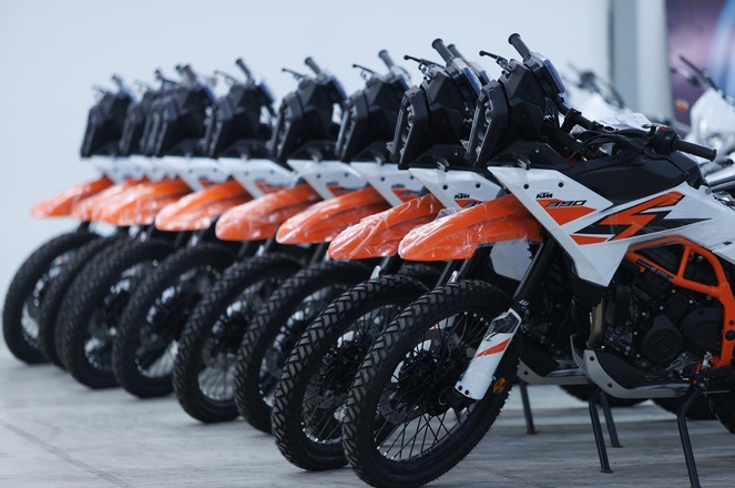Foto mostra motocicletas dentro de uma fábrica
