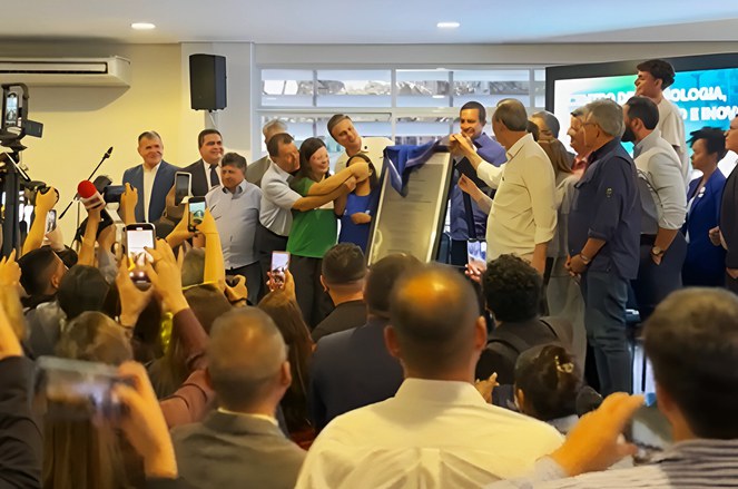 Foto mostra homens descerrando uma placa