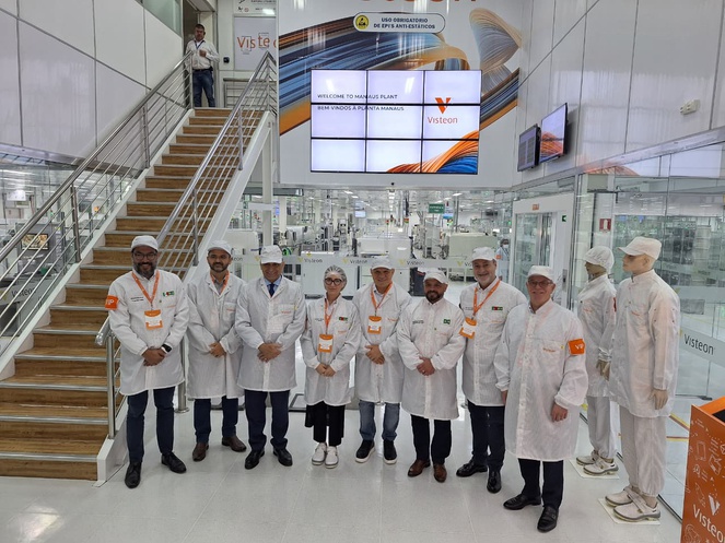 Foto mostra pessoas vestidas de branco posando para foto