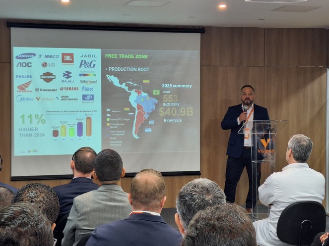 Foto mostra homem dando uma palestra com um telão como apoio