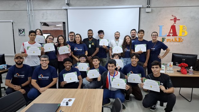 Grupo de estudantes mostra certificados recebidos